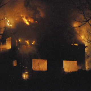 HER�Y P� SUNNM�RE: 
Fire unge mennesker omkom i boligbrannen p� Flusund i Her�y kommune p� Sunnm�re s�ndag.  
Foto: Stein Arne Lille�y/Vestlandsnytt / SCANPIX