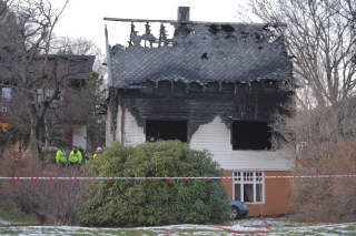 LOKALSAMMFUNN RAMMET IGJEN: Det utbrente huset i d�dsbrannen p� Flusund i Her�y kommune p� Sunnm�re  s�ndag. Fire personer er bekreftet omkommet etter brannen. Foto: Svein Ove Ekornesv�g / SCANPIX