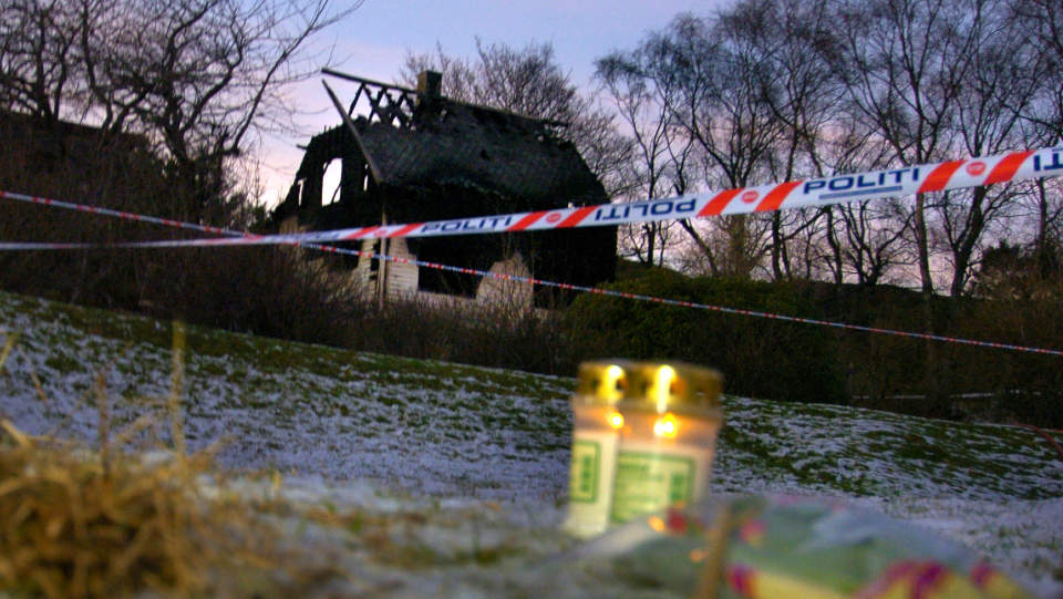 LYS TIL MINNE: Flere lys ble satt ned for � minnes de fire omkomne etter brannen p� Her�y p� Sunnm�re. Foto: Fridgeir Walderhaug/Dagbladet