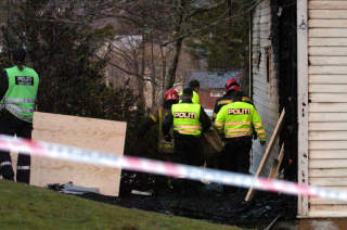 GJORDE UNDERS�KELSER: Politiet gjorde i dag tekniske unders�kelser i og rundt huset som brant i natt. Foto: Fridgeir Walderhaug/Dagbladet