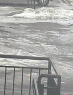 Da kvinnen kom ut fra badet etter fem-ti minutter, hadde tyven forsynt seg og dratt igjen