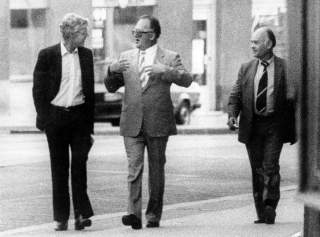 WIEN 1983: Arne Treholt avbildet i samtale med de russiske agentene Gennadij Titov og Aleksandr Lopatin p� gata i Wien 20. august 1983.  Riksadvokaten sendte ut bildet i forbindelse med avsl�ringen. Foto: Overv�kningspolitiet / NTB / SCANPIX