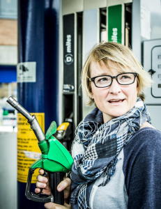 Oljeprisen dobbelt så høy for et år siden, likevel går bensinprisene opp hver mandag