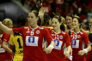 I FOLKETS HJERTER: Else-Marthe S�rlie Lybekk, Kari Mette Johansen og Linn-Kristin Riegelhuth. Foto: H�KON MOSVOLD LARSEN/SCANPIX