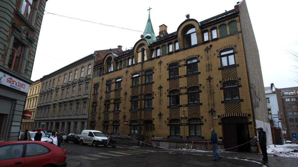M�TER IKKE OPP: Thon-gruppen dropper halvparten av kontrollene btannvesenet skal gjennomf�re i deres byg�rder. Byg�rden i Urtegata, der en brann krevde seks liv for en uke siden, er eid av Olav Thon Gruppen.
Foto: Cornelius Poppe /SCANPIX
