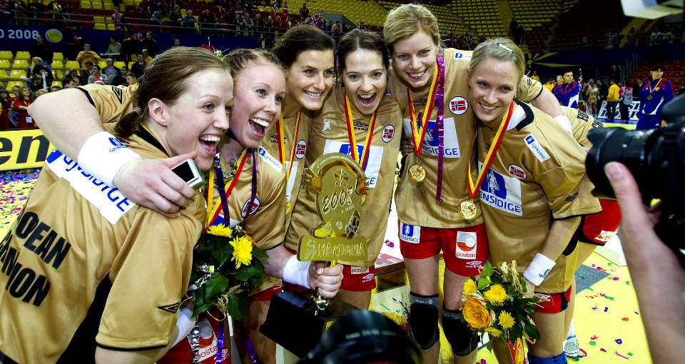 SEKS GULLJENTER FRA LARVIK: Heidi L�ke, Karoline Dyhre Breivang, Linn-Kristin Riegelhuth, Kari Mette Johansen, Tonje Larsen og Tine Rustad Kristiansen kan f� mer � juble for tredje juledag. Foto: GORM KALLESTAD/SCANPIX