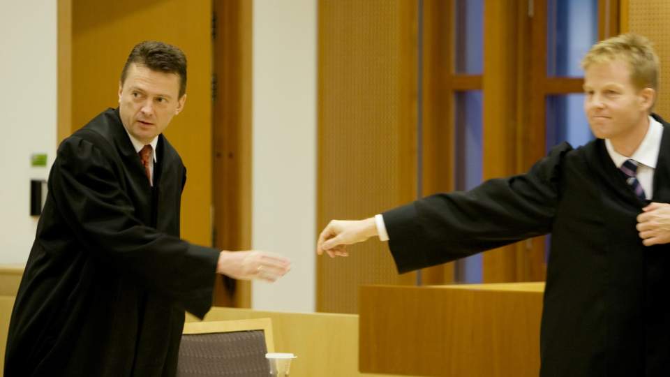 ANKER: Advokat for den tiltalte, Brynjulf Risnes (t.v.) hilser p� aktor P�l K. L�nseth etter domsavsigelsen i krigsforbrytersaken som ble opplest i Oslo tingrett. N� anker den krigsforbtyterd�mte Mirsad Repak. Foto: H�kon Mosvold Larsen / SCANPIX