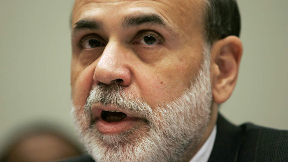 KUTTER RENTA: Sentralbanksjef Ben Bernanke og hans kolleger lover � bruke alt det �konomiske verkt�yet de r�r over, for � motvirke finanskrisen.  I dag vedtok USAs sentralbank � kutte styringsrenta til et niv� mellom 0,0 og 0,25 prosent. Foto: Molly Riley/SCANPIX