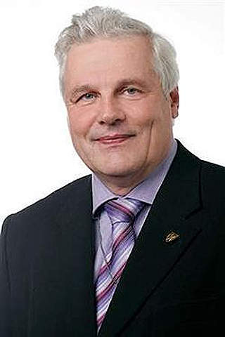 BETRODD: Herman Simm ble politisjef i Estland etter kommunismens fall, og har siden jobbet seg oppover innen justis- og forsvarsdepartementene i landet fram til han i 2001 ble sjef for Estlands nasjonale sikkerhetsmyndighet. De siste to �rene har han v�rt r�dgiver i Estlands forsvarsdepartement med blant annet ansvaret for sikkerhetsklarering.