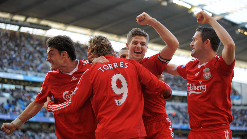 BARE NESTEN I �R: Men Liverpool-kaptein Steven Gerrard tror erfaringen fra denne sesongen kan l�fte Liverpool til deres f�rste tittel i Premier League neste sesong.Foto: AFP/ANDREW YATES