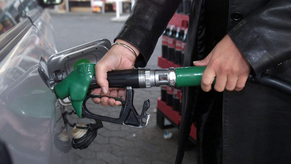 FEIL DRIVSTOFF: Bydelen stusset over at de fikk bensinregning, i og med at alle bilene gikk p� diesel. Illustrasjonsfoto: SCANPIX