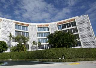 FLORIDA-HJEMMET: Madoff hadde en leilighet i dette bygget i Palm Beach. Foto: AP Photo/SCANPIX
