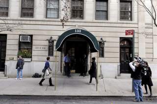 ARRESTERT I SITT HJEM: Journalister venter utenfor Madoffs hjem i New York, der han ble p�grepet forrige torsdag. Foto:EPA/JUSTIN LANE/SCANPIX