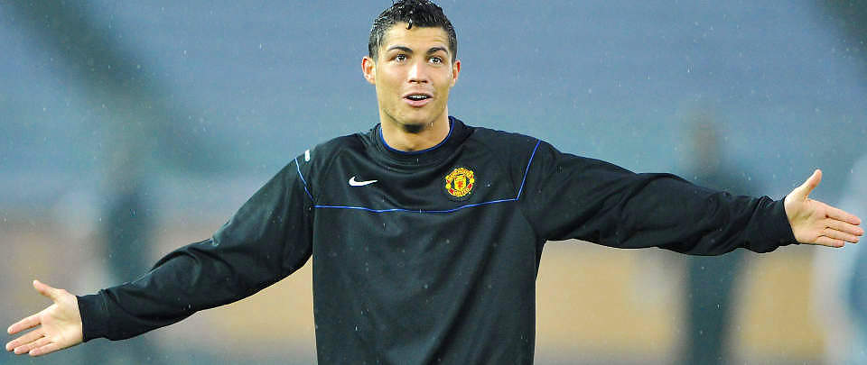 QUE? Manchester Uniteds Cristiano Ronaldo har sluttet � snakke om Real Madrid-dr�mmene sine i offentligheten. Real Madrids offisielle holdning er at de er ferdig med saken. Men mandag ble en direkt�r overh�rt mens han hevdet at klubben har en overgang i boks til sommeren. Foto: Tadayuki Yoshikawa, AFP/Scanpix