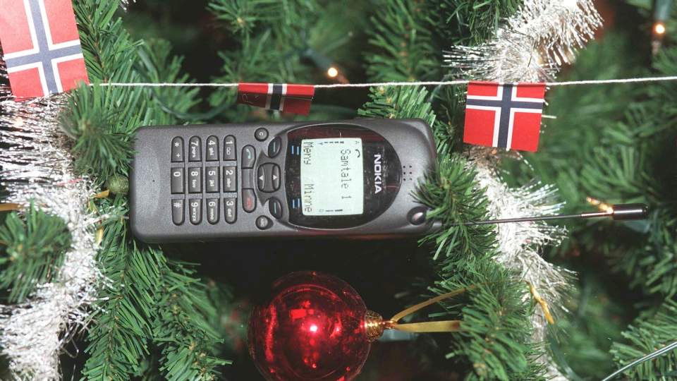 JULE-SMS: Folk sender f�rre julemeldinger med mobilen. NTB-foto: Morten Holm.