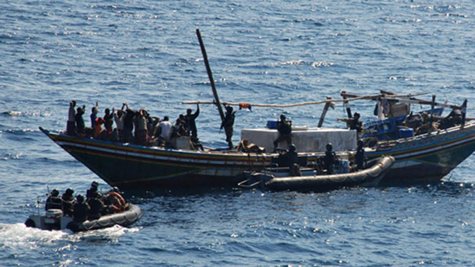 V�PNET AKSJON: Her sl�r indiske soldater tilbake mot somaliske pirater. Men ofte f�r piratene jobbe i fred, og inkasserer gigantiske pengesummer p� sin virksomhet. Foto: Det indiske forsvaret/AFP/Scanpix