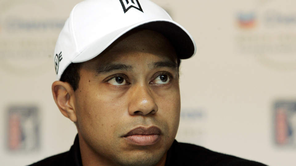SNAKKER UT: Tiger Woods g�r knallhardt ut mot alle ryktene som har versert om konas rolle i forbindelse med ulykken. - Den eneste personen ansvarlig for ulykken er meg, sier han. Foto: AP/Scanpix