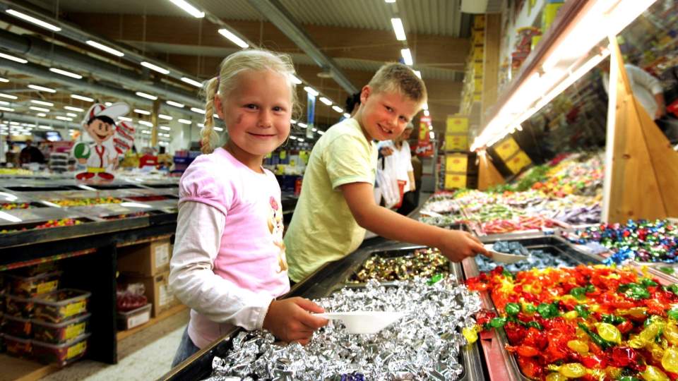 GODISPARADISET: Julie og Andreas Nesheim fra Haugesund har funnet himmelen p� jord i Godisfabriken p� Svinesund.
Arkivfoto: SCANPIX