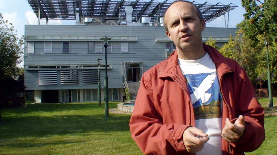 TAKKER: Zsolt Bauer og den ungarske milj�stiftelsen REC er blant dem som har nytt godt av Norges milliardbidrag til prosjekter i EU-land. Stiftelsen har gjort om en 40 �r gammel sovjetbygning i Szetendre utenfor Budapest til et solcelledrevet konferansesenter helt uten CO2-utslipp.
Foto: Trygve Mellvang-Berg / SCANPIX