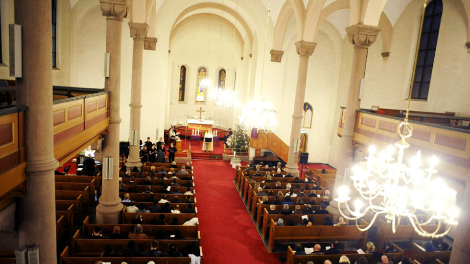 STORT OPPM�TE Mange hadde tatt veien til Gr�nland kirke for � minnes de omkomne. Foto: THOMAS RASMUS SKAUG