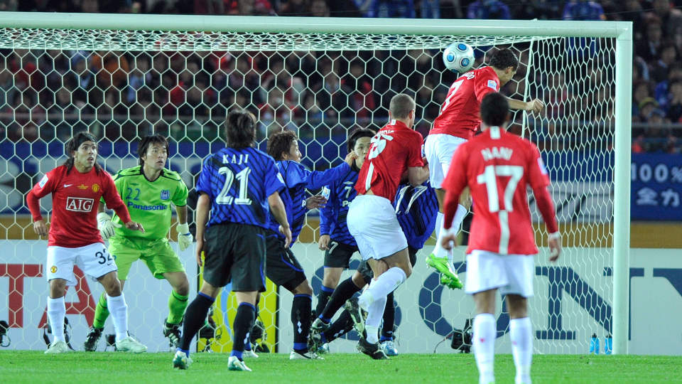 I STORMEN IGJEN: Cristiano Ronaldo scoret Manchester Uniteds andre m�l i semifinalen mot Gamba Osaka i dag. Men mest prat er det om at Real-ryktene er tilbake for fullt. Foto: SCANPIX/AFP/Toru YAMANAKA