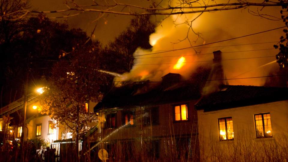TELTHUSBAKKEN I NATT: To mennesker mistet livet da et hus i trehusgata i Oslo sentrum brant ned. 
Foto: Heiko Junge / SCANPIX