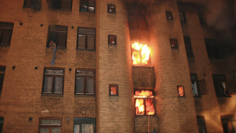 FORLENGET VARETEKT: Den siktede etter brannen i Urtegata er varetektsfengslet for fire nye uker. Seks personer omkom og 11 ble skadet i Urtegata-brannen. Foto: Espen Hovde /SCANPIX