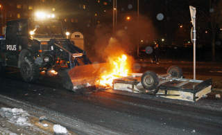 RYDDER:  Politiet rydder unna en veltet tilhenger.  
Foto: Drago Prvulovic / SCANPIX