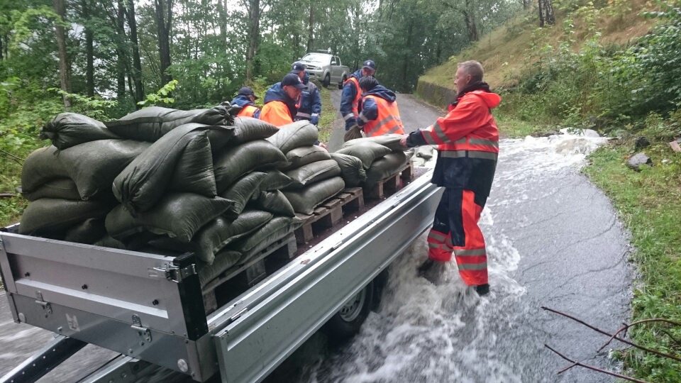 <b><h5>EVAKUERER:</b></h5> 
Beboere i Tveitolia på Rjukan evakueres som følge av rasfare på grunn av de store vannmengdene. Det er svært bratt i boligområdet og det har tidligere gått en rekke ras i det rasutsatte området.

- De store nedbørsmengdene siste døgn gir mye vannføring i bekker og enkelte elver. Det er ikke meldt om alvorlige hendelser i Tinn, men en rekke veier er stengt, opplyser Tinn kommune på sine nettsider.

Det er kalt inn mannskaper fra Sivilforvaret for å bistå brannvesenet og teknisk etat med oppgaver som oppstår i forbindelse med regnet.