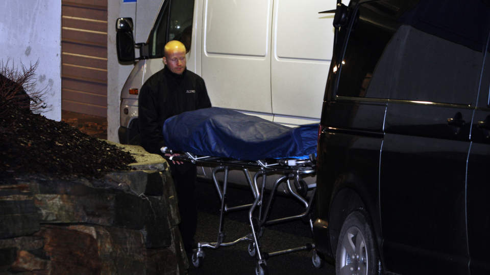 L�SLATES: 42-�ringen som politiet mener har drept Vegard Bjerck, ble i ettermiddag l�slatt. Her blir liket av Vegard Bjerck b�ret bort fra garasjeanlegget p� Sk�yen, der han ble funnet 18. desember i fjor. Foto: Erlend Aas / SCANPIX