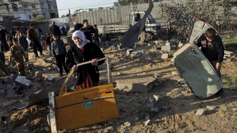 RAMMET AV ANGREP: Innbyggere i Gaza ser �deleggelsene etter et israelsk luftangrep mot flyktningeleiren Khan Younis Refugee Camp. Angrepet var det f�rste siden partene inngikk en v�penhvile for seks m�neder siden. Foto: Scanpix/AP