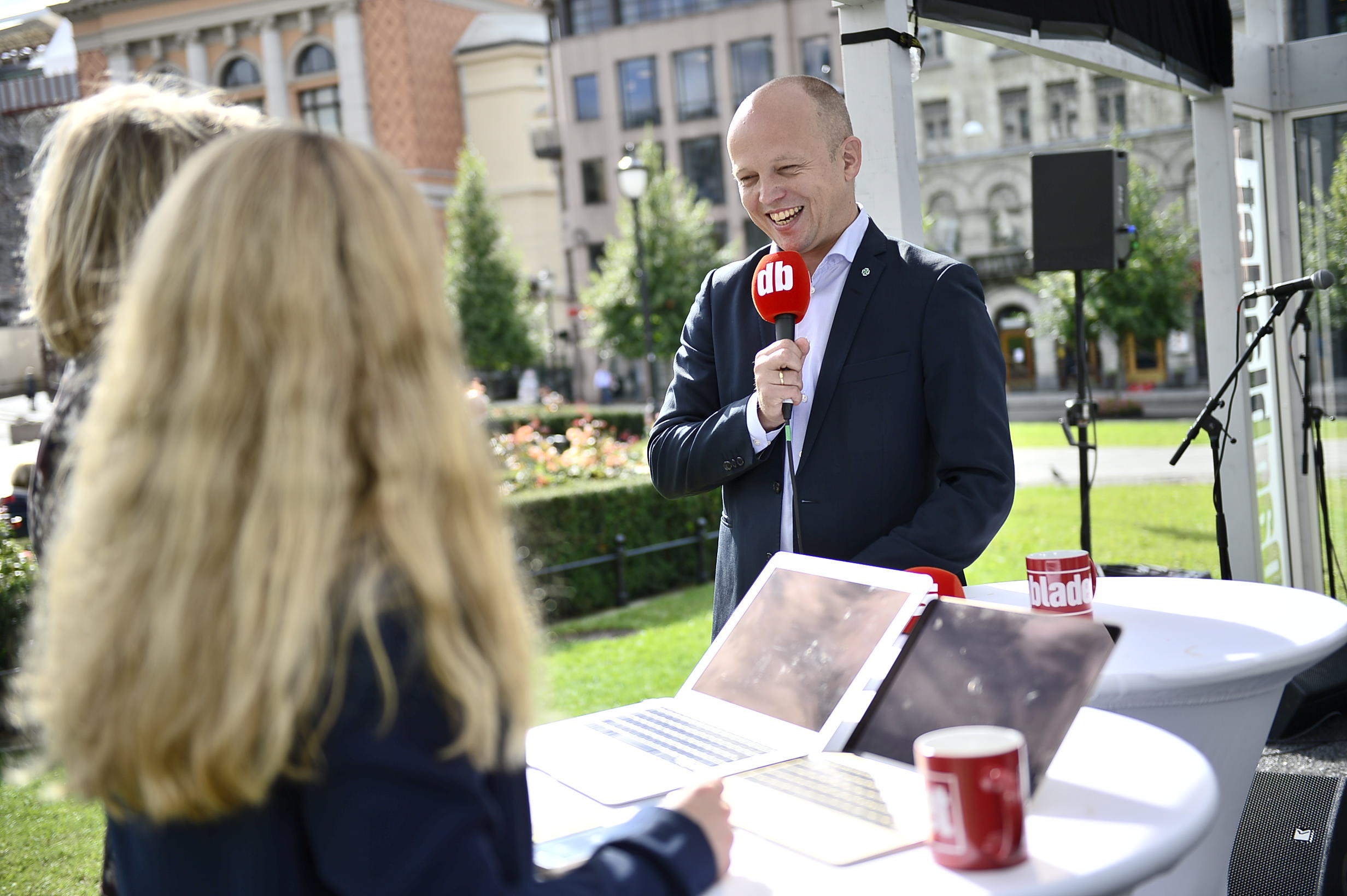 SP-leder Trygve Slagsvold Vedum spørres nå ut av Martine Aurdal og Marie Simonsen. 