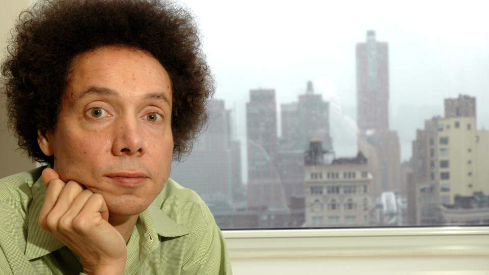 SKRIVER SUKSESSHISTORIE: Malcolm Gladwell st�r bak bestselgerne �The Tipping Point� og �Blink�. I hans nye bok, �Outliers�, skriver New Yorker-journalisten om hva som gj�r at noen mennesker har mer suksess enn andre. If�lge Gladwell handler det mer om tilfeldigheter og sosiale omstendigheter enn om medf�dt talent eller genialitet. Foto: SCANPIX