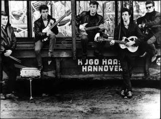 10 000 TIMER: The Beatles hadde ikke skapt pophistorie hvis ikke omstendighetene hadde tvunget dem til � �ve 10 000 timer i lugubre klubber i Hamburg (der dette bildet er tatt) og Liverpool f�r de slo gjennom, if�lge Gladwell. Foto: SCANPIX