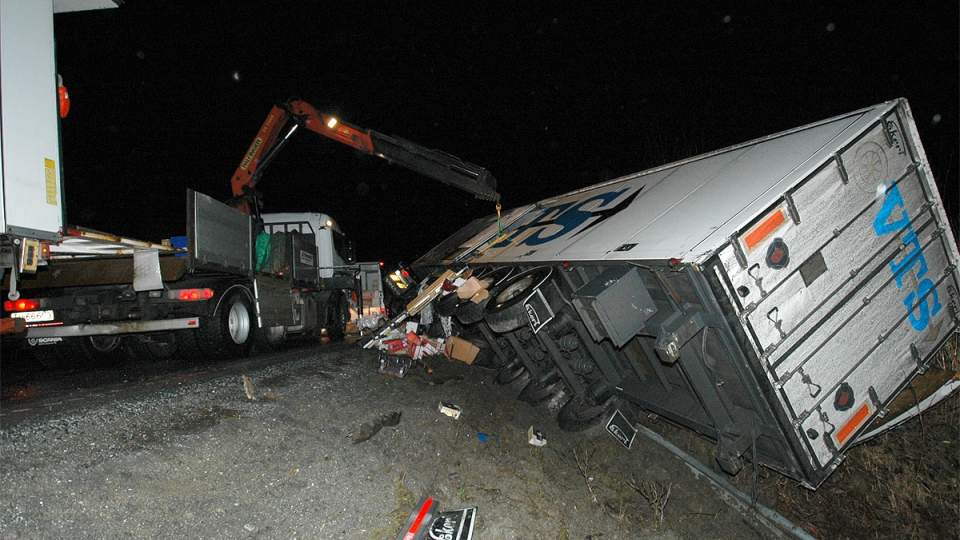 DYRE DR�PER: Flere tusen flasker med julebrennevin er knust og rent ut i elven Vosso p� Voss etter at en semitrailer veltet i natt. Foto: Arnstein Karlsen