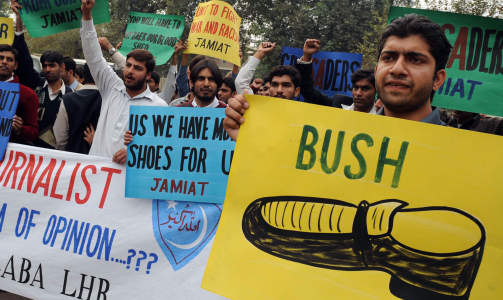 NY STANDARS: I mange land har skokastingen mot president George W. Bush satt en ny standard for hvordan demonstranter viser sin motstand mot USA. Her blir plakater av den ber�mte Bush-skoen vist fram under en demonstrasjon i Lahore i Pakistan. Foto: AFP/PHOTO/ Arif ALI