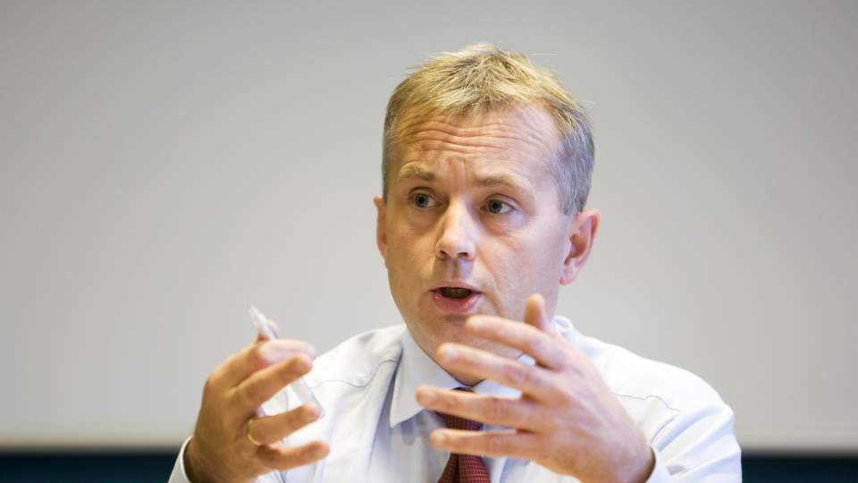 LENKER OVERGRIPEREN: Justisminister Knut Storberget vil overv�ke voldsovergriperne i steden for at ofrene b�rer alarm.
Foto: H�kon Mosvold Larsen / SCANPIX