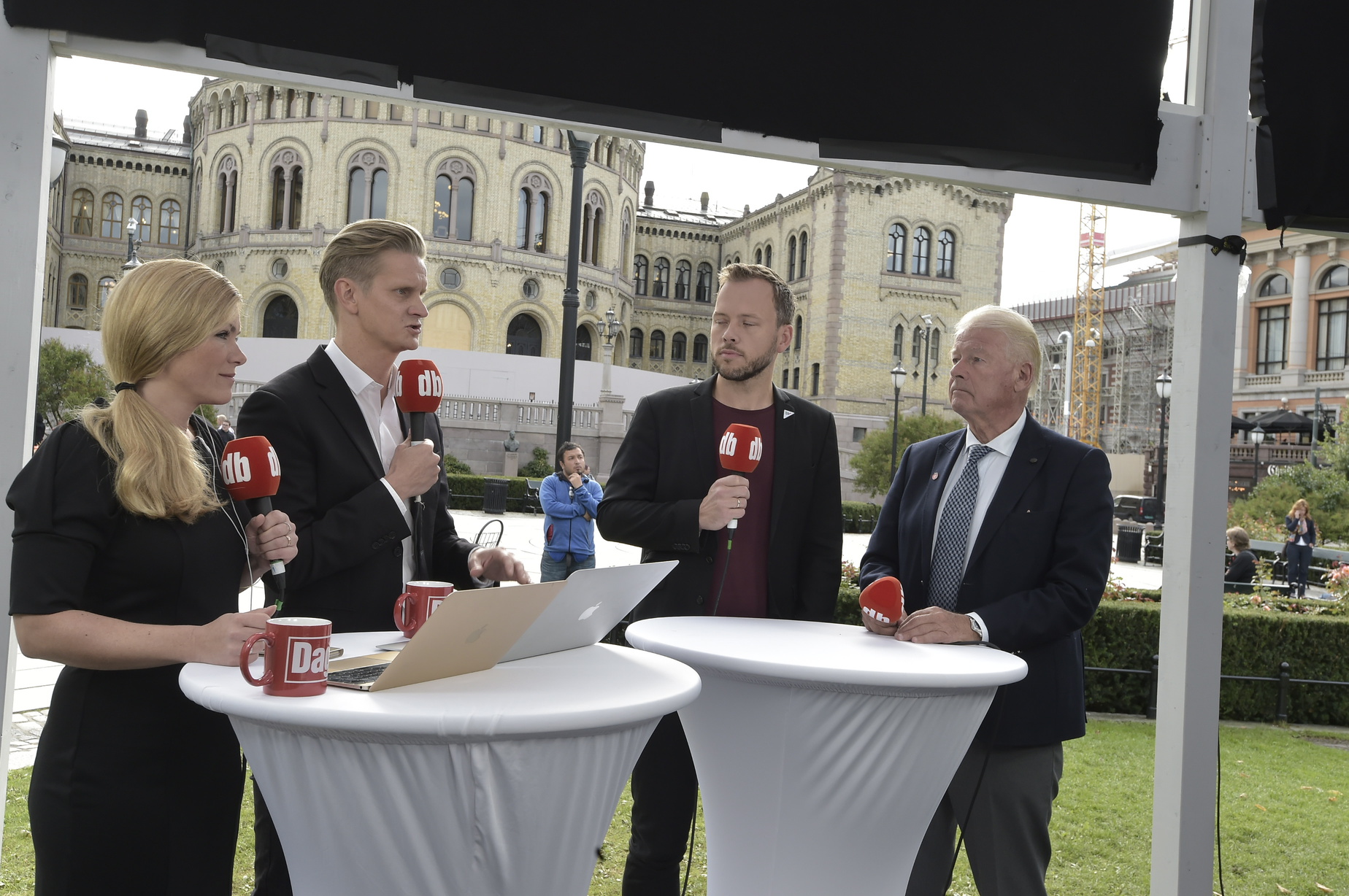 Carl I. Hagen og Audun Lysbakken på plass i Valgboden. 