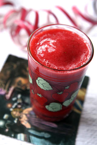 FRISKUS: Dagenderp�-smoothie med grapefruktjuice og jordb�r og litt til.