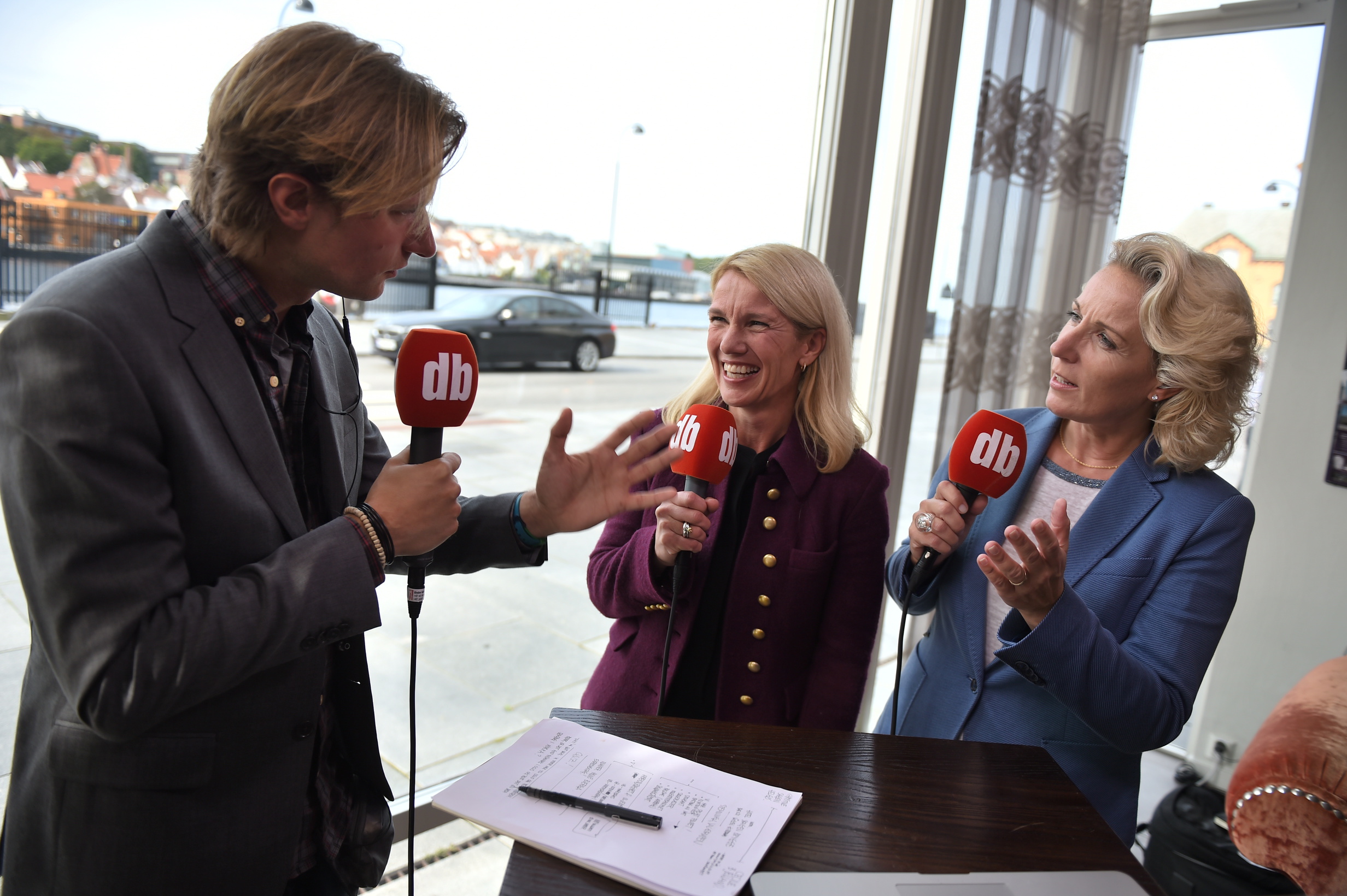 Ordfører i Stavanger Christine Sagen Helgø (H) (f.v) og utfordrer Cecilie Bjelland (Ap).