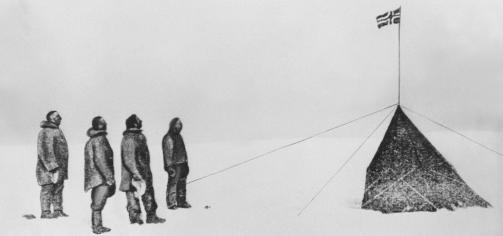 HILSER DET NORSKE FLAGGET: Roald Amundsen (1872-1928) og hans kompanjonger Oscar Wisting, Sverre Hassel og Helmer Hansen. Om det er flagget p� bildet som n� skal selges, er uvisst. FOTO: SCANPIX/AFP