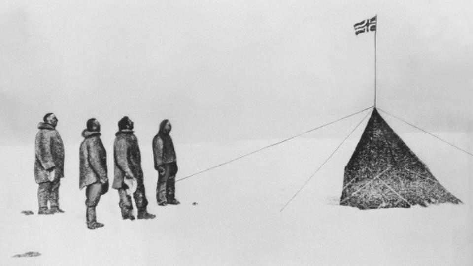 VIL HENTE FLAGGET TILBAKE TIL NORGE: Fans av Funcoms kommende storspill �The Secret World� vil kj�pe Roald Amundsens flagg og gi det til spillregiss�r Ragnar T�rnquist og Funcom. Dette bildet fra 16. desember 1911 viser Roald Amundsen (fra venstre) og hans f�lgesvenner Oscar Wisting, Sverre Hassel og Helmer Hansen hilse til flagget p� Sydpolen, der de ankom som f�rstemenn to dager f�r bildet ble tatt. Om flagget p� bildet er det samme som auksjoneres bort, vites ikke. Foto: EPA PHOTO / AFP FILES / SCANPIX