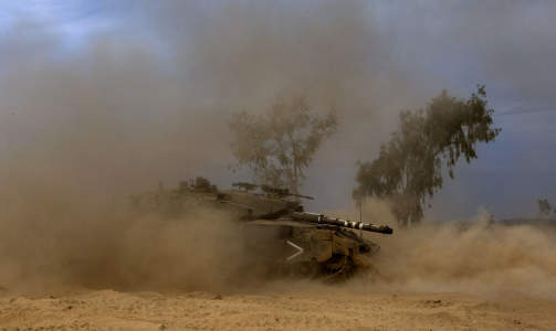 TUNGT TIL STEDE: Israelske styerker patruljerer grenseomr�dene n�r kibbutzen Kissufim i dag. Konflikten mellom Israel og Palestina eksalerer hurtig etter at en seks m�neder lang v�penhvile n� er utl�pt. Foto: MENAHEM KAHANA/AFP/SCANPIX