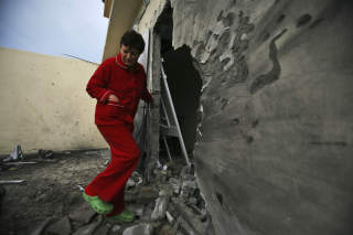 USKYLDIG OFFER: Maya Aviar inspiserer sitt rakettskadde hus i den israelske byen Sderot. Foto: Dan Balilty/AP/Scanpix