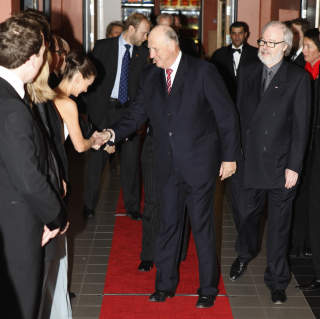 KONGEN P� PREMIERE: 
Skuespiller Agnes Kittelsen hilser p� kong Harald f�r festpremieren p� filmen Max Manus. Til h�yre st�r produsent John M. Jacobsen.  
Foto: Erlend Aas / SCANPIX