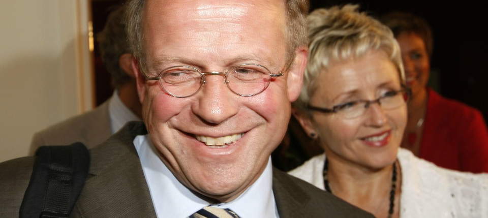 HJELPER UT P� JULAFTEN: Landbruks- og matministeren Lars Peder Brekk skal bruke deler av juledagen p� � hjelpe amat�rkokker i julemattr�bbel. Arkivfoto: SCANPIX