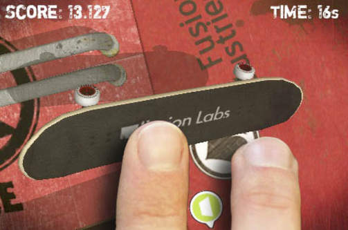 �Touchgrind�Utvikler: Illusion LabsPris: 30 kronerAlder: 4 Sjansen er stor for at du har v�rt borti et av disse bittesm� skateboardene i fingerst�rrelse som du kan trikse med p� pulten eller lignende. N� er det mulig � leke med et s�nt brett p� iPhone, takket v�re det ganske annerledes skatespillet �Touchgrind�. Som med virkelighetens fingerbrett m� du her styre og trikse ved hjelp av to fingre, som du hurtig m� plassere og navigere for � gj�re stadig mer avanserte triks. I begynnelsen virker �Touchgrind� helt h�pl�st, men etter en stunds �ving sitter plutselig triksene som i begynnelsen virket umulige. Kanskje for spesielt interesserte, men artig straks du f�r teken.