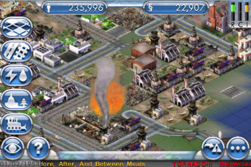 �SimCity�Utvikler: Electronic ArtsPris: 59 kronerAlder: 4 Hvem kjenner vel ikke �Sim City�? Den klassiske spillserien fra strategimester Sid Meier har endelig funnet veien til iPhone, og i stedet for en nedskalert og blodfattig versjon har vi faktisk f�tt en fullverdig �Sim City�-opplevelse i lommeformat. Styringsformen til iPhone og iPod passer spillet perfekt, du kan �klype� skjermen for � zoome inn, og plasserer lett alt fra veier og vannledninger til hus og kraftverk ved � peke p� skjermen. Spillet ser bra ut, og ligner mest av alt p� �Sim City 2000� - komplett med r�dgivere og naturkatastrofer. Anbefales for alle strategifans!