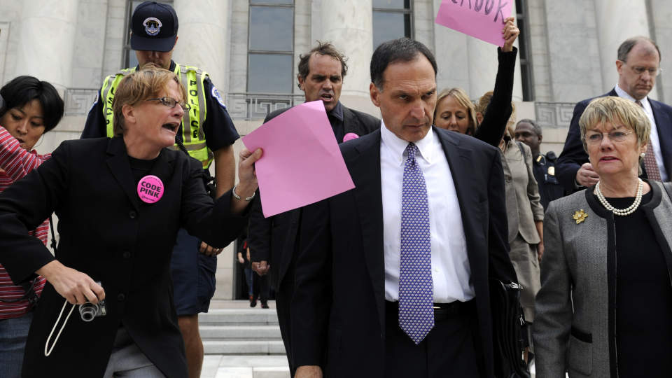 SKJELT UT: Richard Fuld var ikke en popul�r mann da han gjestet Capitol Hill i forbindelse med h�ringen tidligere i h�st. Foto: AP Photo/Susan Walsh/SCANPIX