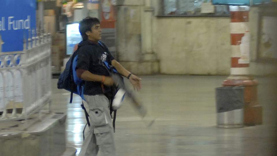 FRA PAKISTAN: Terroristen Ajmal Qasab sprer d�d p� togstasjonen Chatrapathi Sivaji Terminal i Mumbai. N� anklager India �pent den pakistanske etterretningstjenesten ISI for � st� bak angrepet. AP Photo/Mumbai Mirror, Sebastian D'souza/SCANPIX